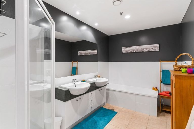 Photo of property in 2c/173 Hurstmere Road, Takapuna, Auckland, 0622