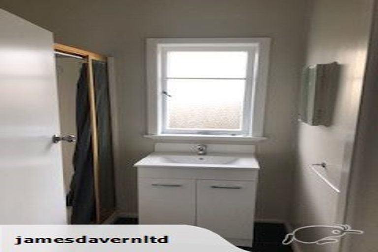 Photo of property in 112 Tirimoana Road, Te Atatu South, Auckland, 0602