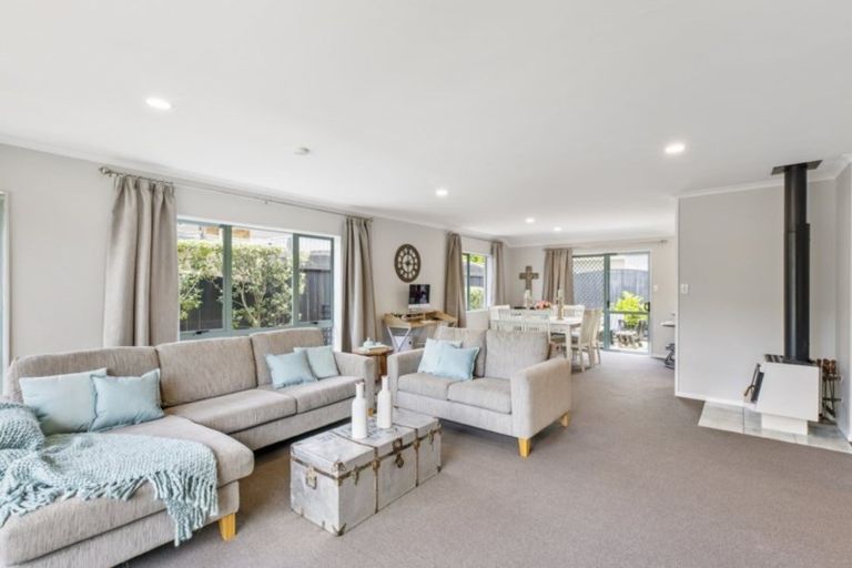 Photo of property in 122 Dalton Drive, Papamoa Beach, Papamoa, 3118