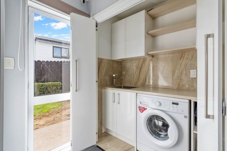 Photo of property in 2/21 Lochend Place, Highland Park, Auckland, 2010