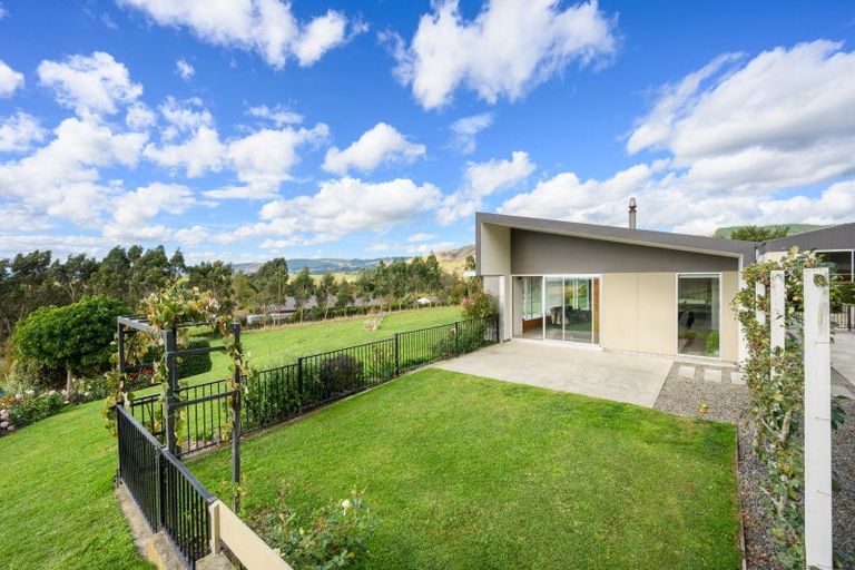 Photo of property in 17 Oram Drive, Turitea, Palmerston North, 4472