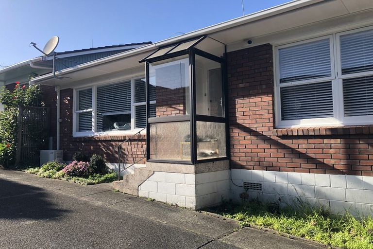 Photo of property in 2/1 Bellcroft Place, Belmont, Auckland, 0622