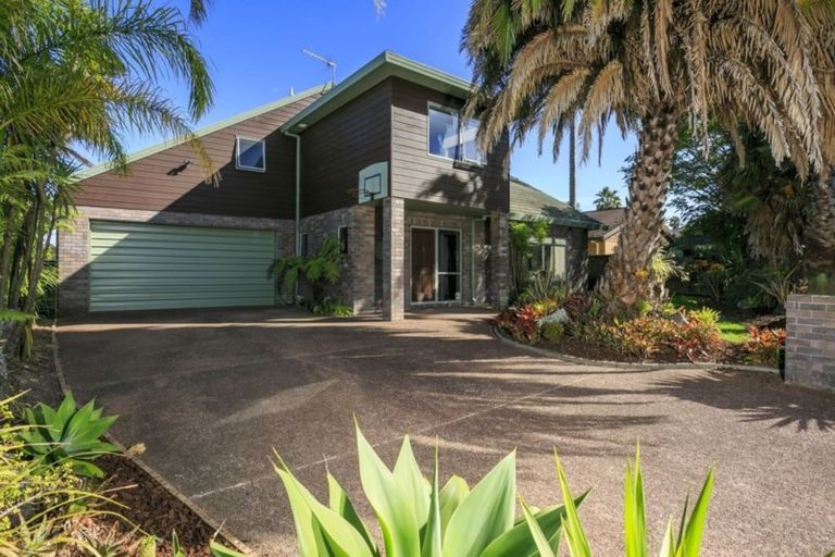 Photo of property in 24 St Lucia Place, Unsworth Heights, Auckland, 0632