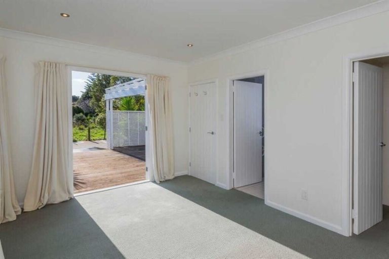 Photo of property in 180 Te Moana Road, Waikanae, 5036
