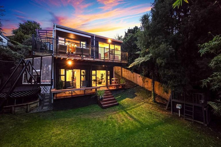 Photo of property in 2/21 Aorangi Place, Birkenhead, Auckland, 0626