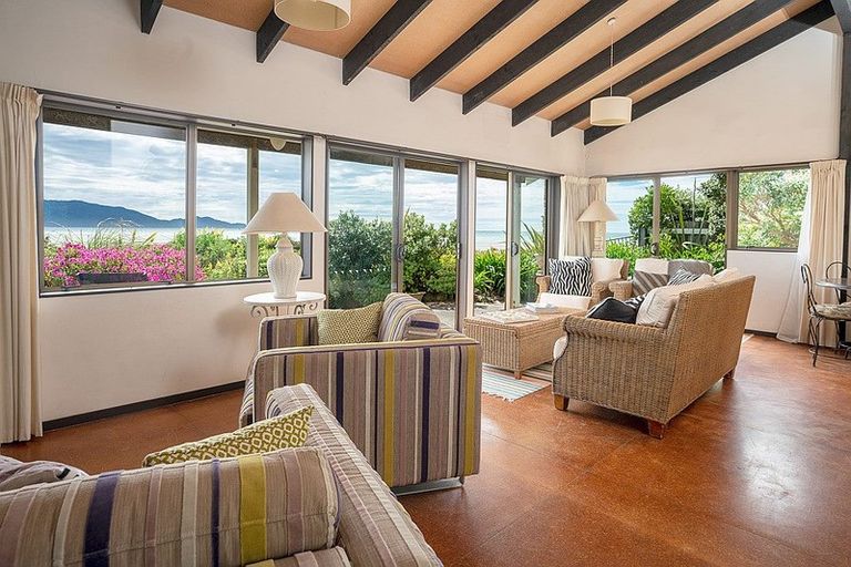 Photo of property in 43 Field Way, Waikanae Beach, Waikanae, 5036