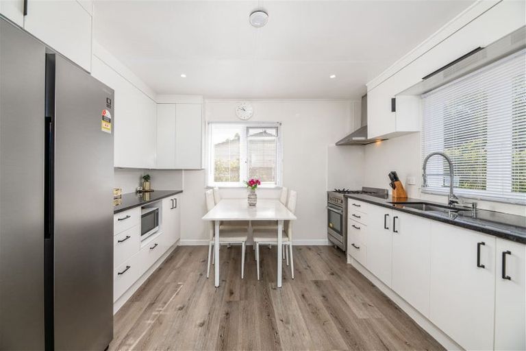 Photo of property in 2/176 Henderson Valley Road, Henderson, Auckland, 0612