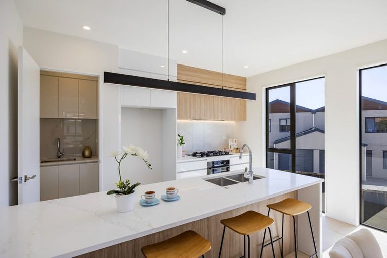 Photo of property in 17a John Jennings Drive, Oteha, Auckland, 0632