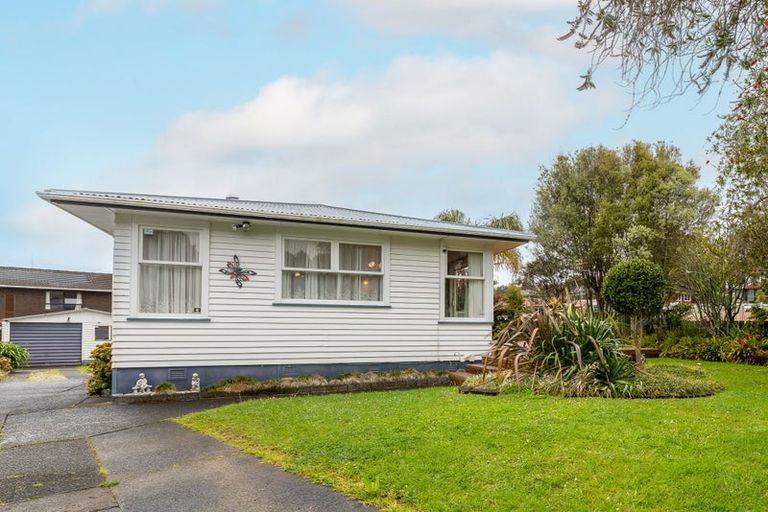 Photo of property in 35 Castleford Street, Green Bay, Auckland, 0604