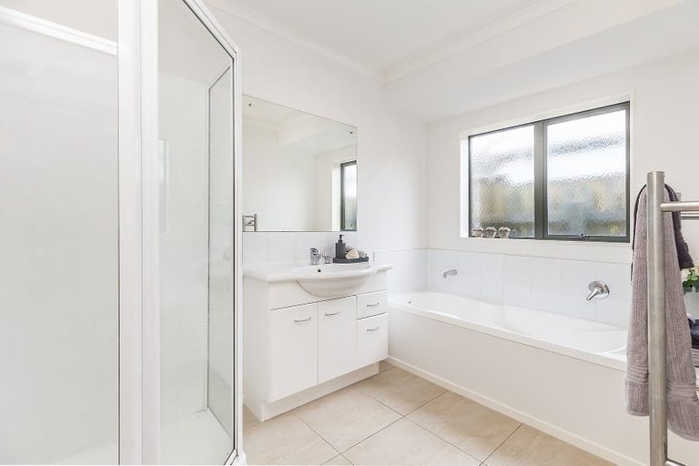 Photo of property in 52 Miles Crescent, Newlands, Wellington, 6037