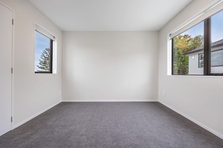 Photo of property in 3b Nor'east Drive, Northcross, Auckland, 0632