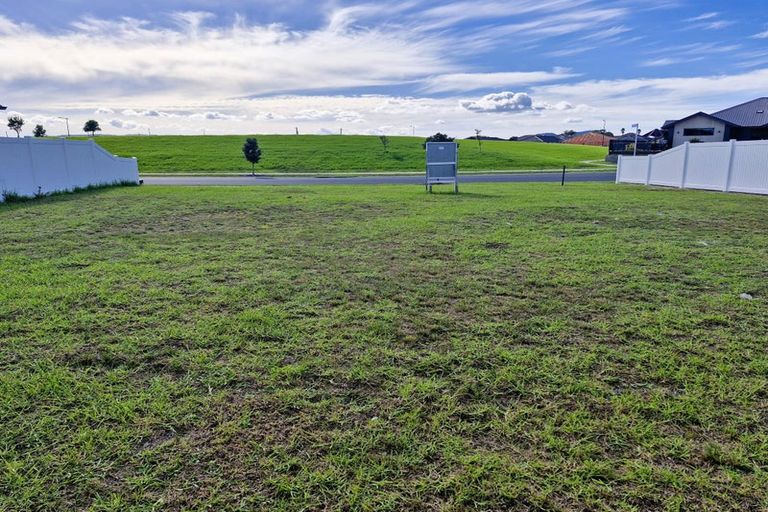 Photo of property in 113 Kaurinui Crescent, One Tree Point, 0118