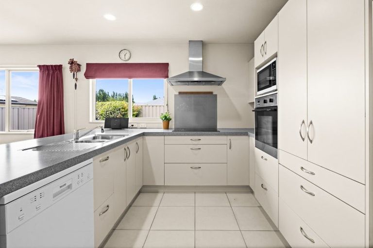 Photo of property in 2 Arthur Close, Clive, 4102