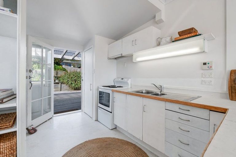 Photo of property in 43 Surf Road, Stanmore Bay, Whangaparaoa, 0932