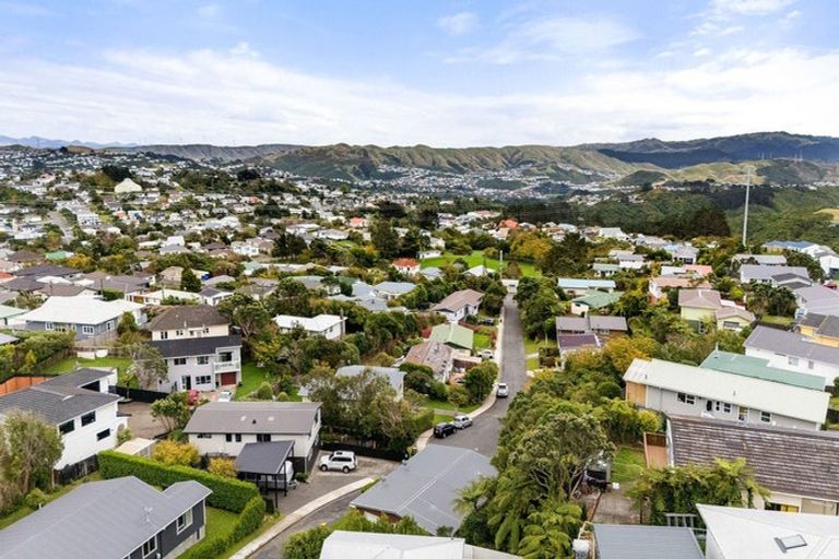 Photo of property in 1/15 Bloomsbury Grove, Newlands, Wellington, 6037