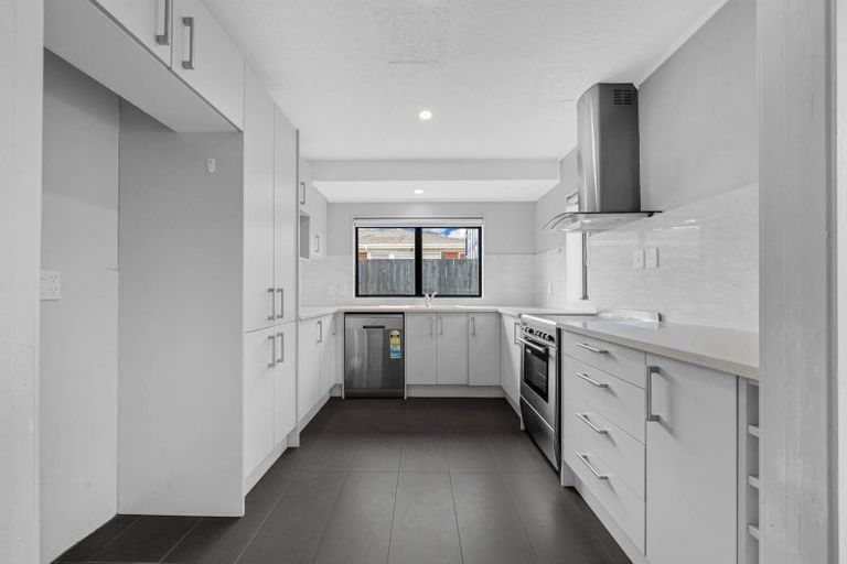 Photo of property in 2/7 Benygloe Place, Highland Park, Auckland, 2010
