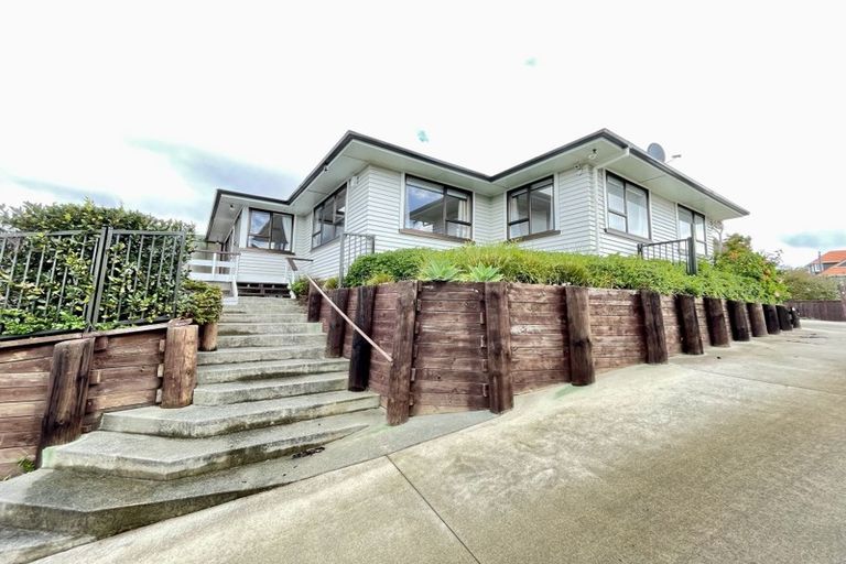 Photo of property in 10 Fenton Terrace, Cockle Bay, Auckland, 2014