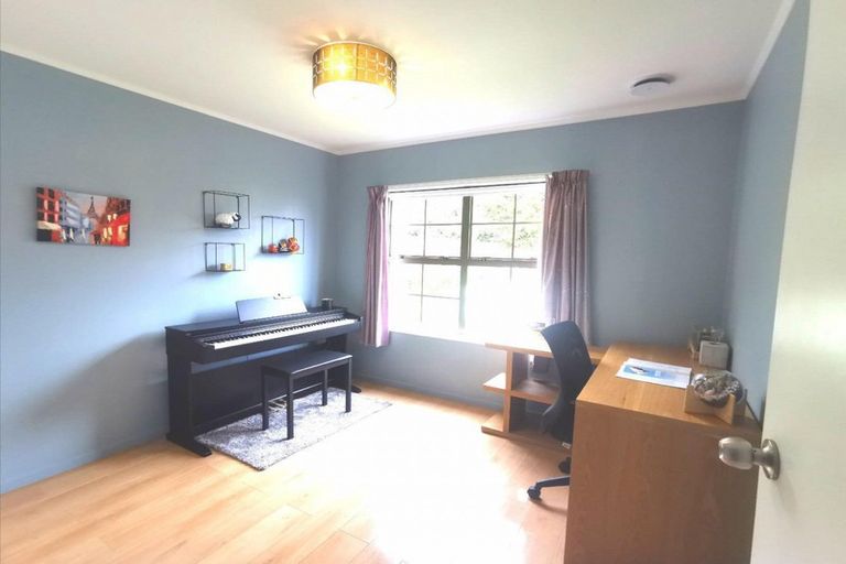 Photo of property in 17 Palmetto Place, Goodwood Heights, Auckland, 2105