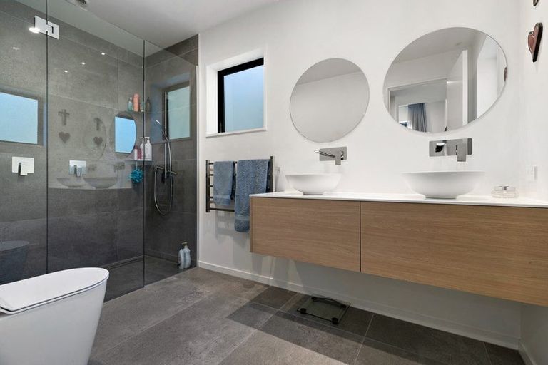 Photo of property in 13 Arbor Lane, Mount Creighton, Queenstown, 9371