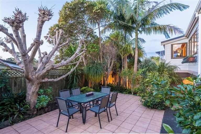 Photo of property in 2/10 Denby Lane, Northcote Point, Auckland, 0627