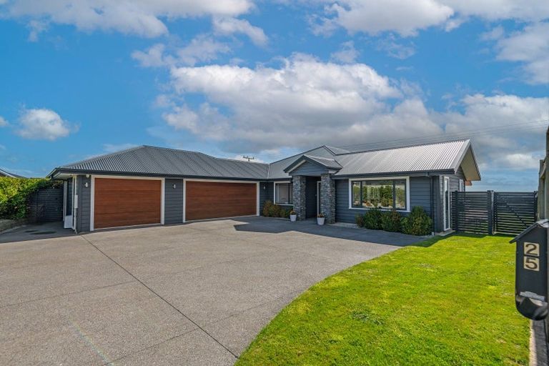 Photo of property in 25 Silicon Way, Fitzherbert, Palmerston North, 4410