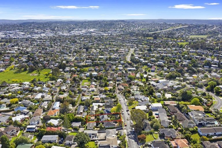 Photo of property in 26 Selwyn Crescent, Forrest Hill, Auckland, 0620