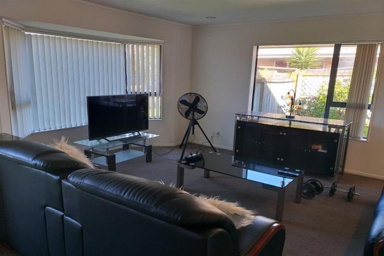 Photo of property in 6 Frank Bunce Grove, Flat Bush, Auckland, 2019