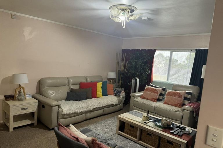 Photo of property in 1/2 Chivalry Road, Glenfield, Auckland, 0629