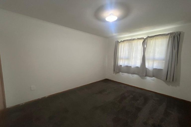 Photo of property in 11 Springside Place, New Lynn, Auckland, 0600