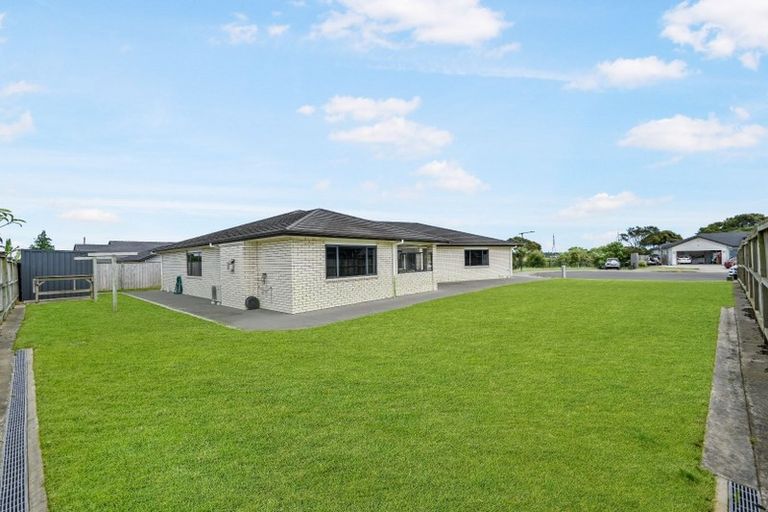 Photo of property in 28 Kilmacrennan Drive, Rosehill, Papakura, 2113