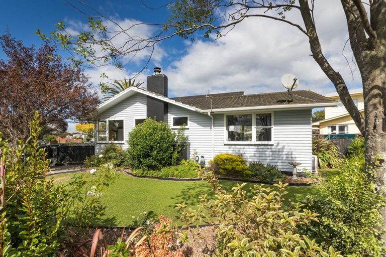 Photo of property in 11 Catlins Crescent, Milson, Palmerston North, 4414