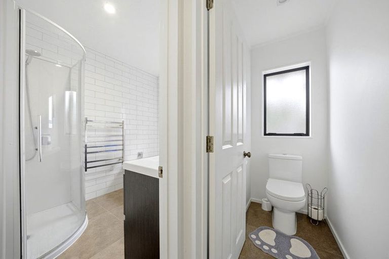 Photo of property in 2/121 Forrest Hill Road, Forrest Hill, Auckland, 0620