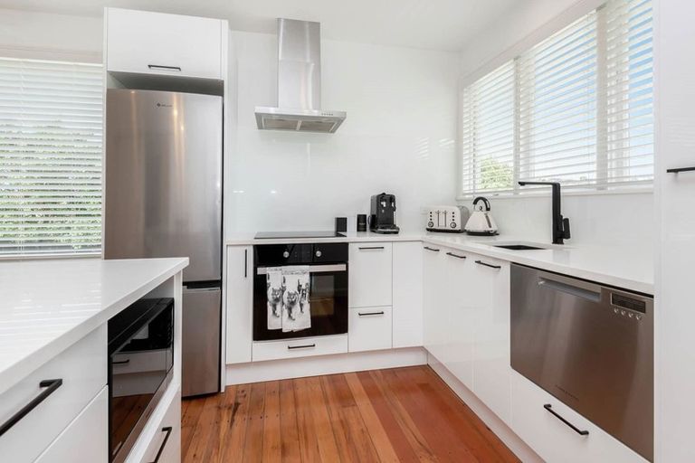 Photo of property in 31 Advene Road, Cockle Bay, Auckland, 2014