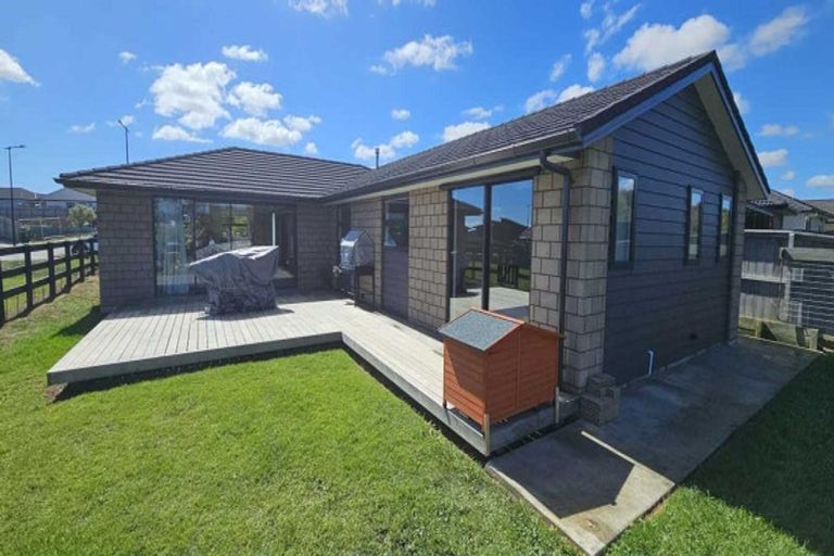 Photo of property in 35 Tahuna Minhinnick Drive, Glenbrook, 2681