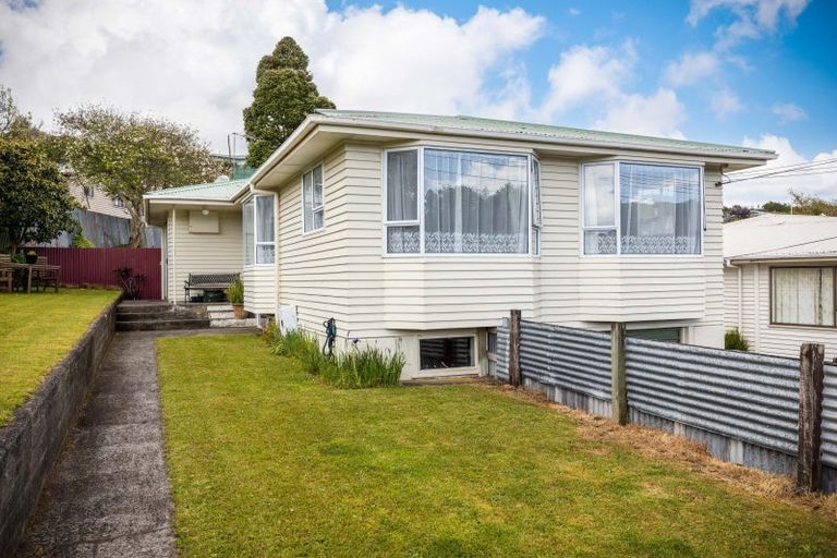 Photo of property in 5 Oranga Street, Marfell, New Plymouth, 4310