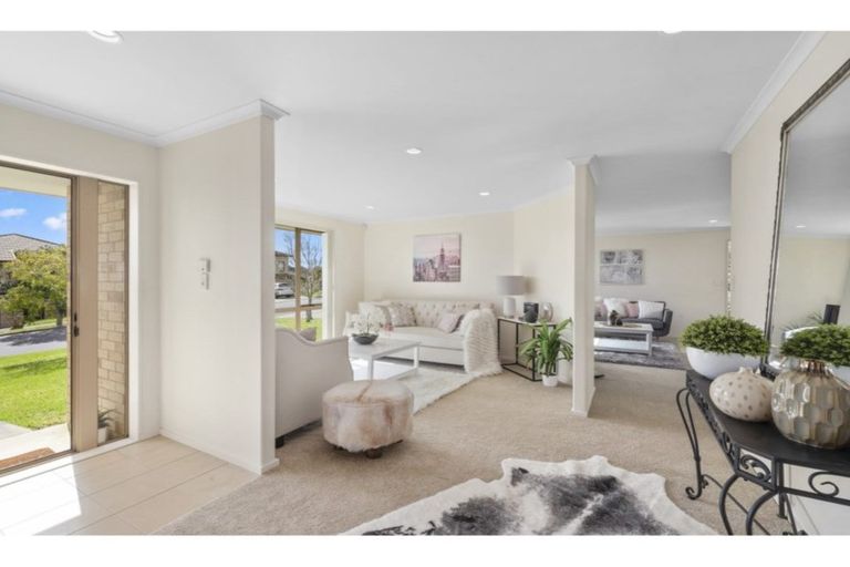 Photo of property in 37 Nimstedt Avenue, Oteha, Auckland, 0632