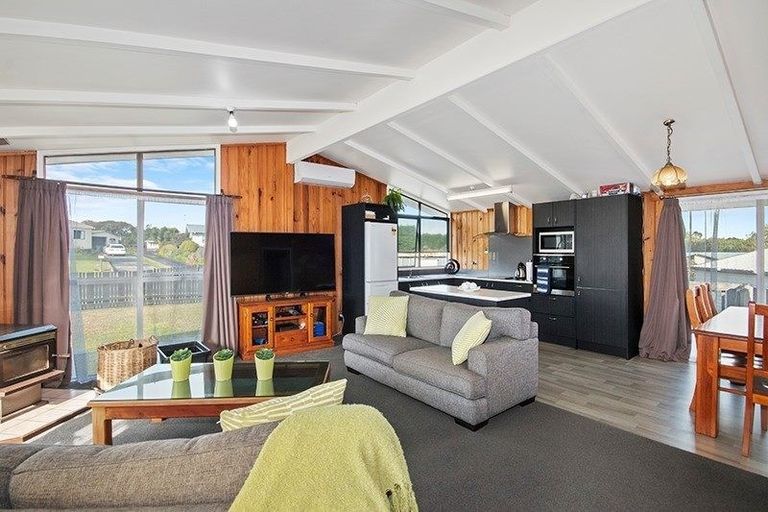 Photo of property in 4 Lina Place, Waiuku, 2123