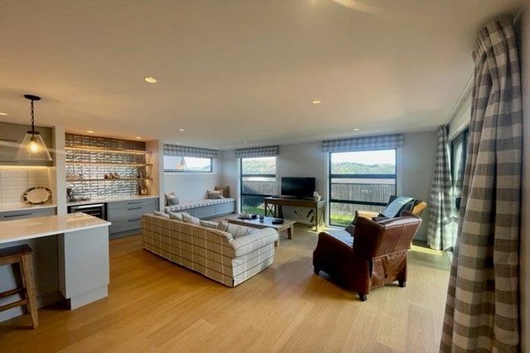 Photo of property in 14 Rotorua Grove, Aotea, Porirua, 5024