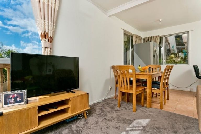 Photo of property in 2/12 Wanita Place, Totara Vale, Auckland, 0629