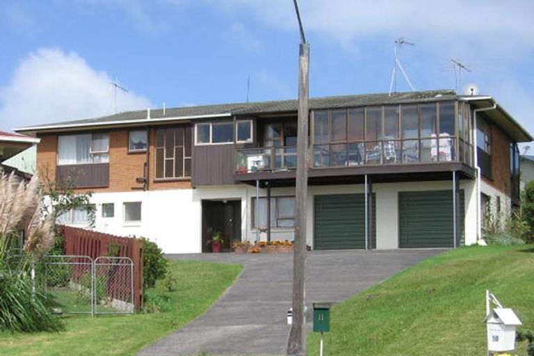 Photo of property in 11 Ian Place, Glendene, Auckland, 0602