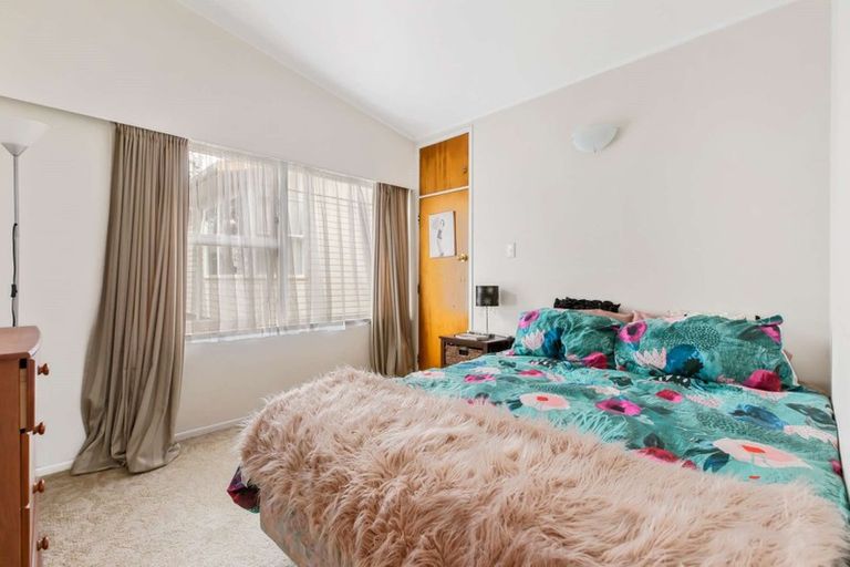 Photo of property in 10 Clendon Place, Manurewa, Auckland, 2102