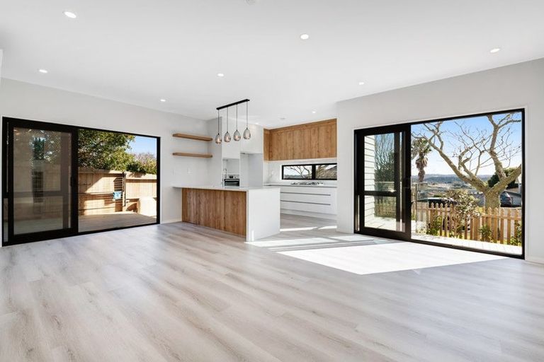 Photo of property in 11a Merida Place, Unsworth Heights, Auckland, 0632