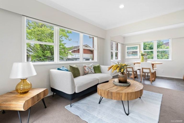 Photo of property in 36 Tupaki Place, Pakuranga Heights, Auckland, 2010