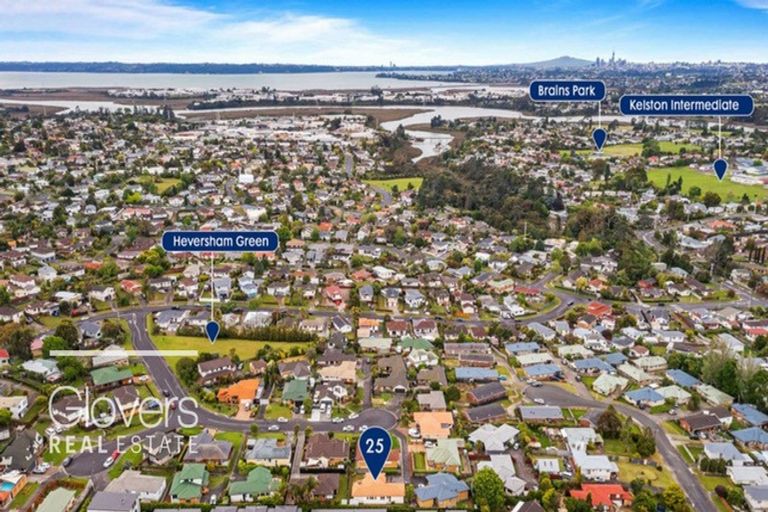 Photo of property in 25 Heversham Place, Glendene, Auckland, 0602