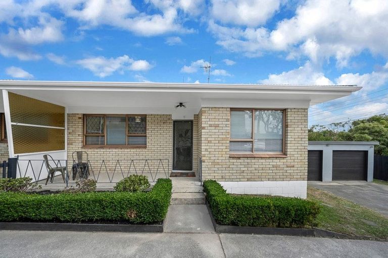 Photo of property in 2/52 Butterworth Drive, Glendene, Auckland, 0602
