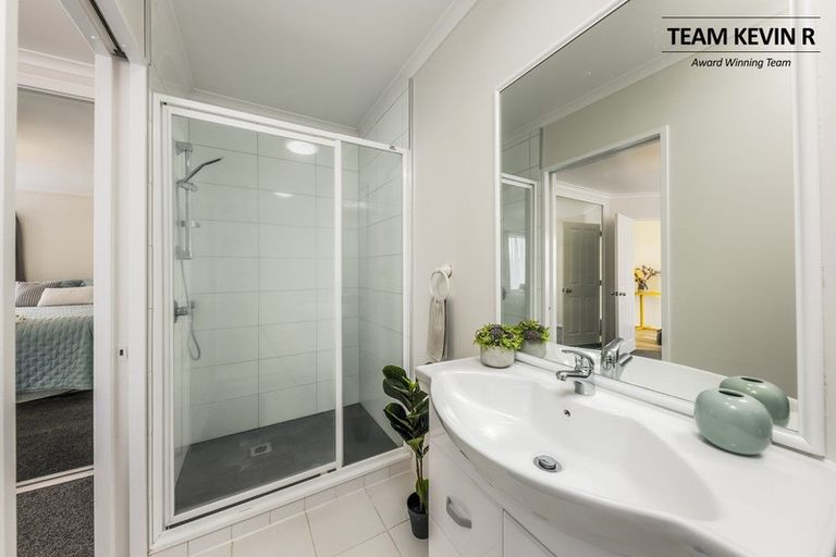 Photo of property in 5 Reyland Close, Weymouth, Auckland, 2103