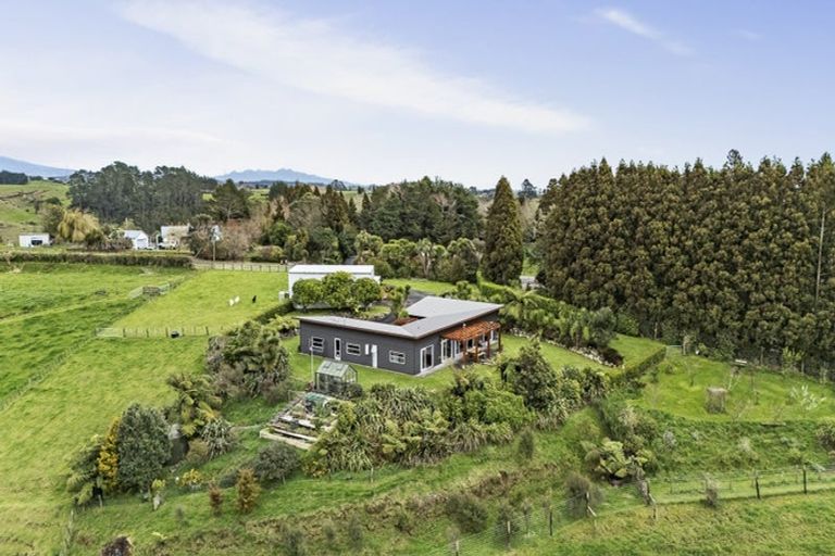 Photo of property in 225 Awai Road, Tarurutangi, New Plymouth, 4372