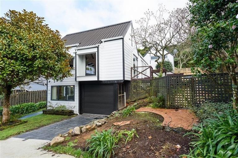 Photo of property in 35a Amapur Drive, Khandallah, Wellington, 6035