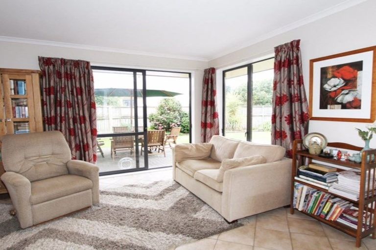 Photo of property in 1 Berkshire Terrace, Massey, Auckland, 0614