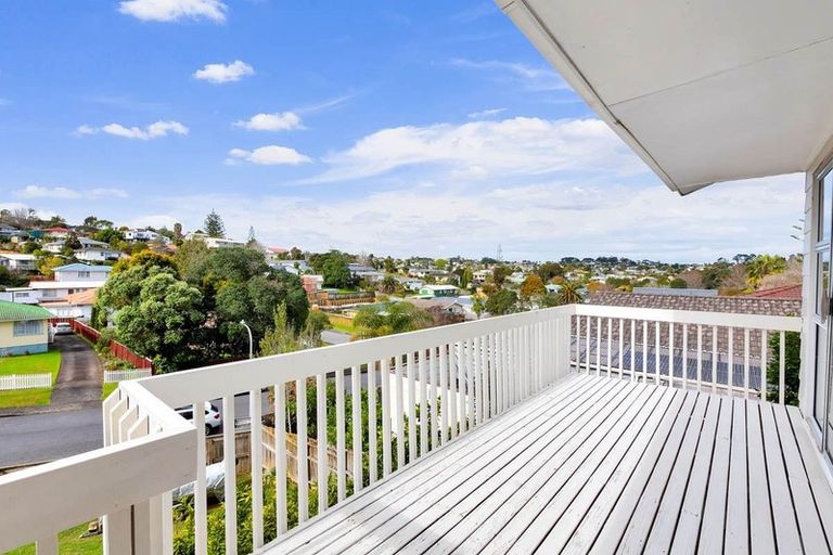 Photo of property in 16 Sequoia Place, Sunnynook, Auckland, 0620